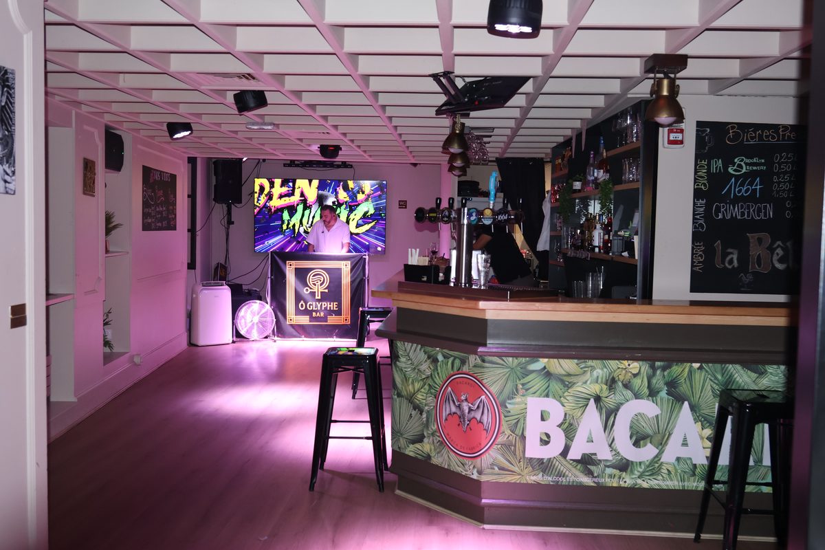 Salle d'Ô'Glyphe, bar à cocktails et tapas à Figeac, pour un repas de fin d'année