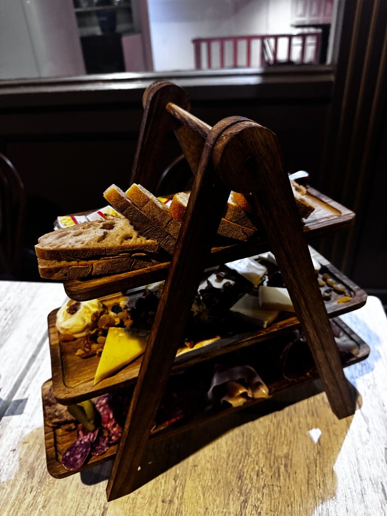 Planche mixte sur présentoir — Ô'Glyphe Figeac